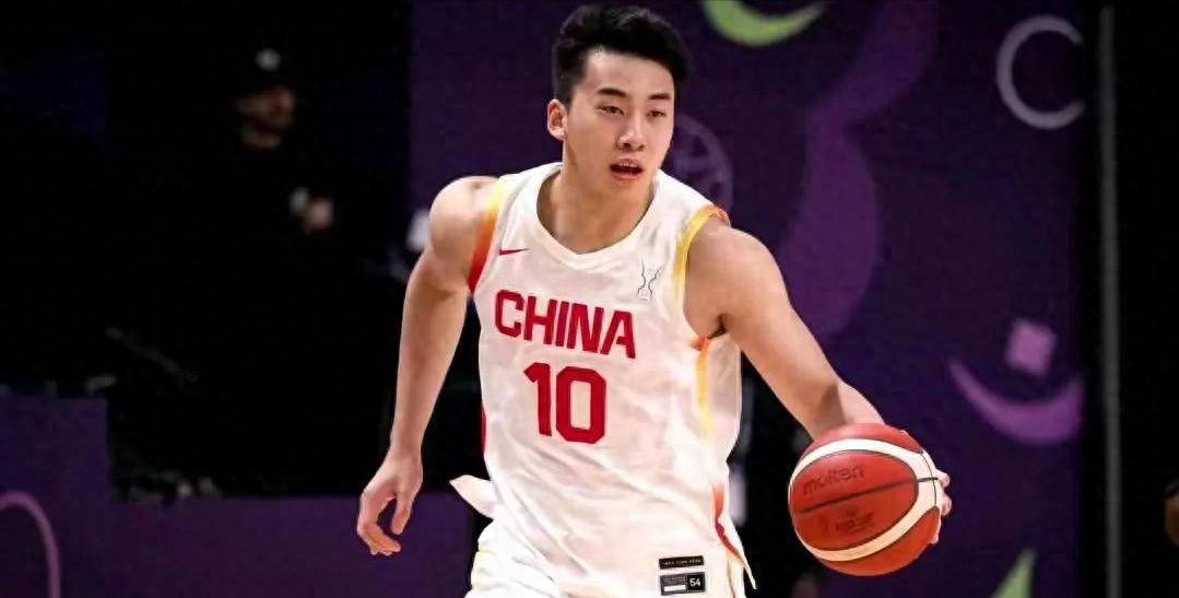 惊险一幕！球员在比赛中展现出色个人能力的简单介绍