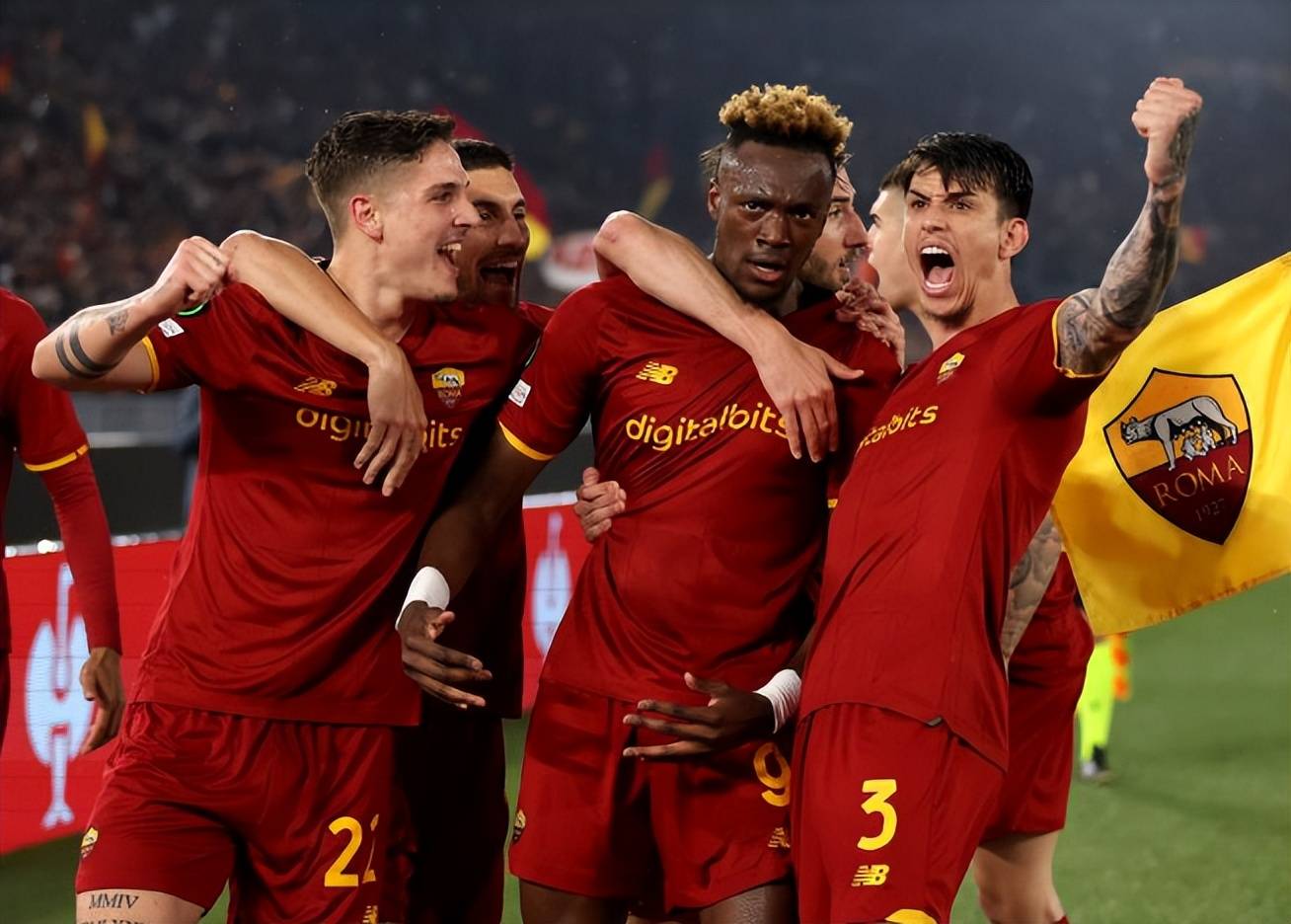 罗马球迷举办庆典，纪念球队夺得赛季冠军的简单介绍