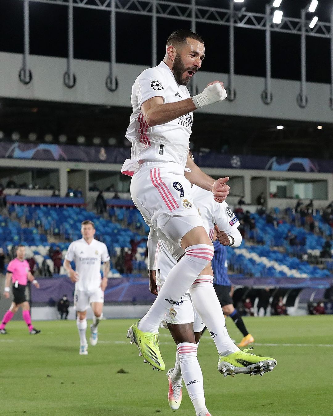 关于法国碾压AC米兰，本泽马关键制胜的信息