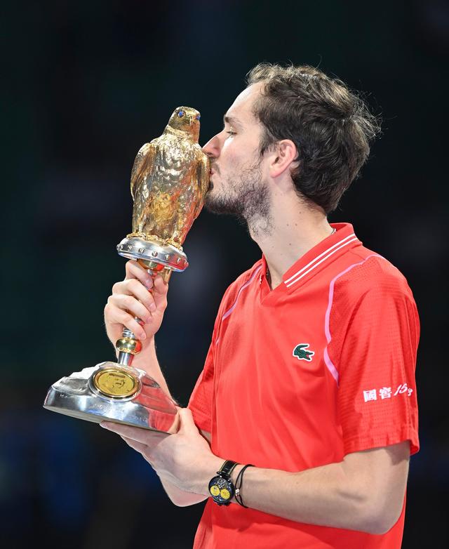 开云体育在线-拉沃尔杯险胜法网，梅德韦杰夫带队取胜